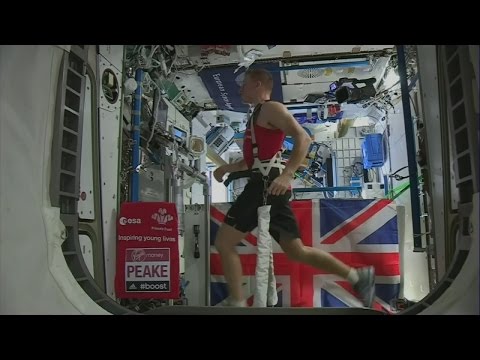 الرائد البريطاني ”تيم بيك” يجتاز ماراثون لندن من الفضاء