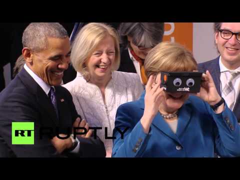 أوباما يمازح ميركل بنظارات الواقع الافتراضي