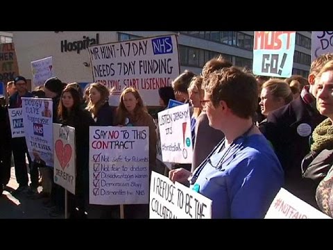أطباء بريطانيين يضربون عن العمل احتجاجا على تعديل الأجور