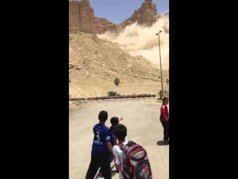 لحظة انهيار جبل بالقرب من مدرسة ابتدائية