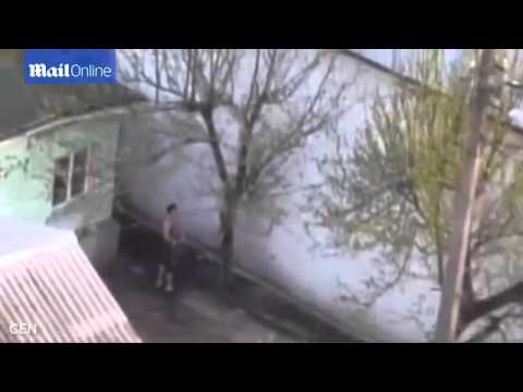 بالفيديو رجل يعذب قطة