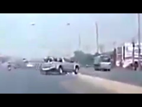 فيديو سائق متسرع يستعين بسيارتين للاصطدام بشاحنة