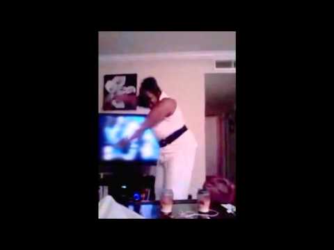 بالفيديو «وصلة رقص» تعرض امرأة لموقف محرج أمام زوجها