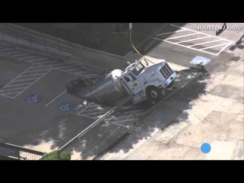 جراج يبتلع سيارة شفط مياه في مدينة هيوستن