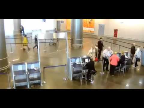 بالفيديو فتاة صغيرة تخترق الإجراءات الأمنية في مطار موسكو
