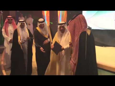 بالفيديو سعودي وابنه ينهيان دراستهما الجامعية في نفس اليوم