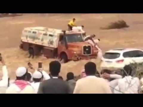 بالفيديو لحظة إنقاذ محتجزين وسط سيول وادي ضرعا في السعودية