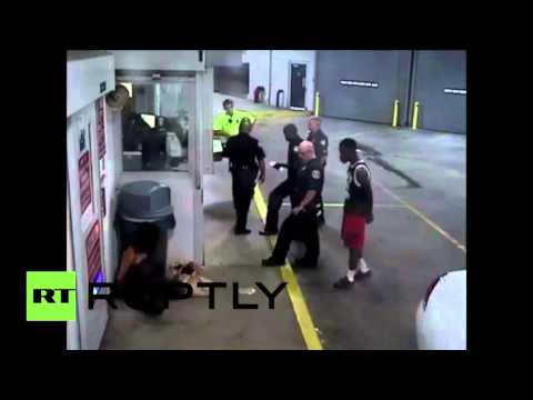 بالفيديو شرطي أميركي يعتدي بوحشية على امرأة مكبلة اليدين