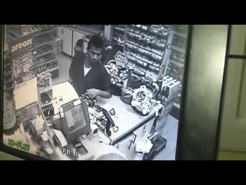 لحظة سرقة أحد المحلات في السعودية