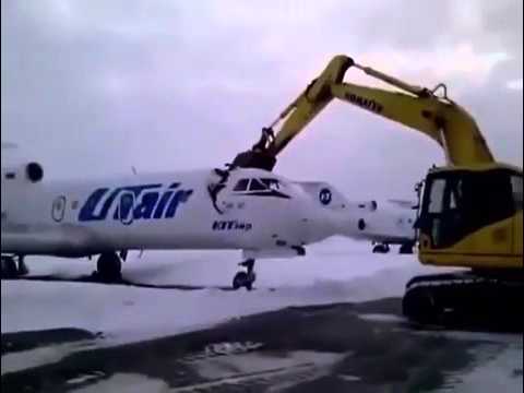 موظف روسي يحطم طائرة ردًا على طرده من وظيفته في المطار