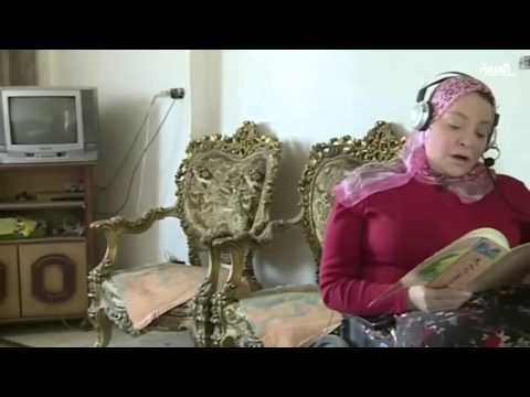 بالفيديو  فتاة مصرية معاقة تسجل مئات الكتب لخدمة فاقدي البصر