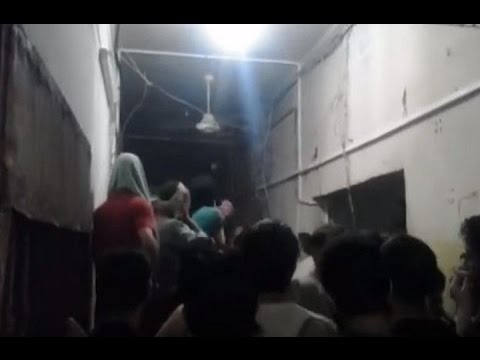 بالفيديو النظام يقتحم سجن حماة ويوقع إصابات