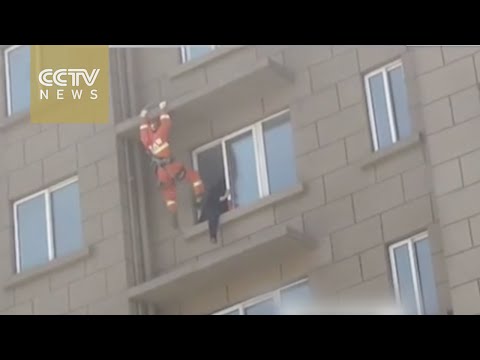بالفيديو ركلة تنقذ حياة سيدة حاولت الانتحار قفزا من الطابق السادس