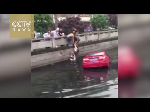بالفيديو لحظات إنقاذ سائقة صينية سقطت بسيارتها فى النهر