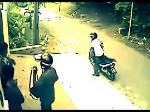 بالفيديو لصان يسرقان فتاتين تقفان على جانب الطريق في وضح النهار