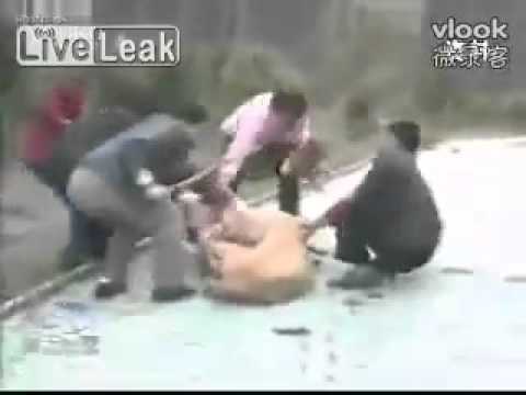 بالفيديو مجموعة من الشبان يحاولون إنقاذ فتاة