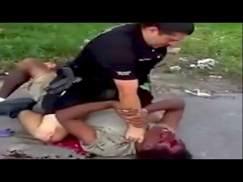 بالفيديو خناقة دموية بين شرطي أميركي ومتسول في الشارع