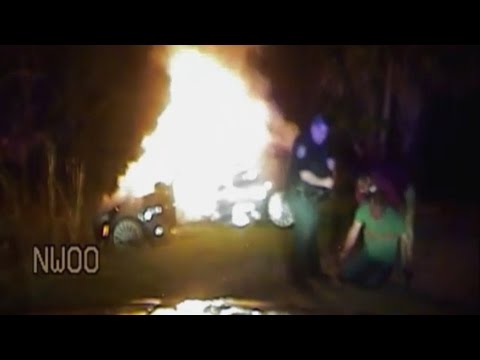 بالفيديو شرطي ينقذ رجلًا من سيارة مشتعلة