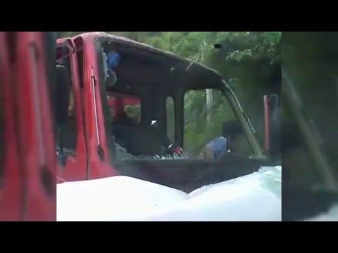 بالفيديو لقطات مروعة لسائق يكسر زجاج سيارته برأسه