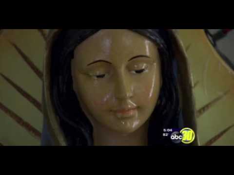 بالفيديو تمثال مريم العذراء يبكي حزنًا على مقتل أحد أقارب صاحبته