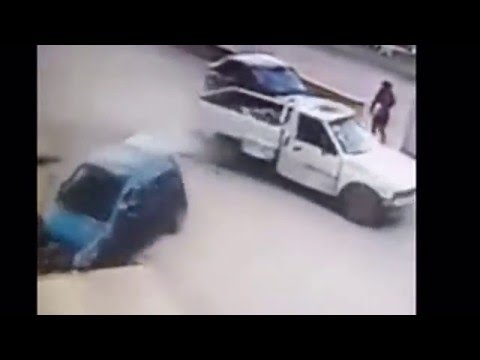 بالفيديو لحظة نجاة فتاة بأعجوبة من حادث تصادم 3 سيارات