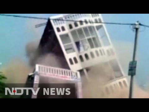 بالفيديو شاهد لحظة انهيار مبنى من 3 طوابق في الهند