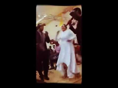بالفيديو شاهد عروس تشعل فرحها بتبادل الرقص مع العريس ومطرب الحفل