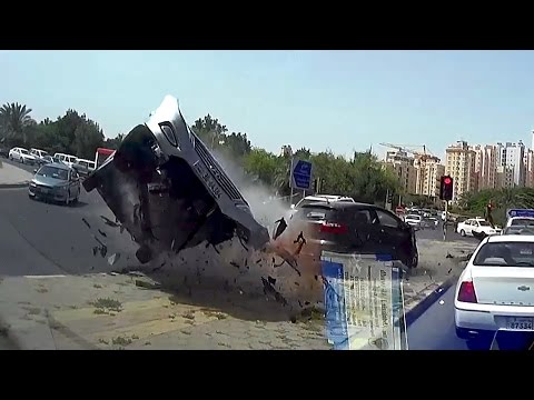 حادث مروع توثقه كاميرا السيارة في الكويت