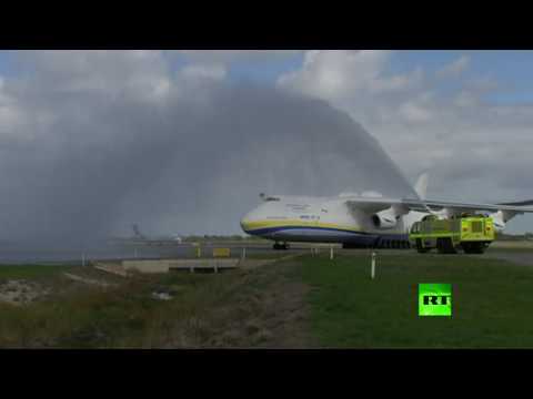 بالفيديو هبوط أكبر طائرة في العالم في أستراليا