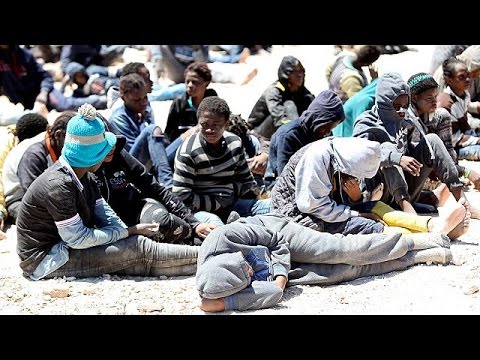 شاهد إنقاذ مهاجرين غير شرعيين قبالة السواحل الليبية
