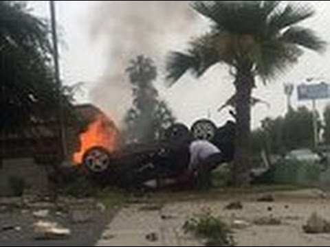 بالفيديو رجل ينقذ سائقا من داخل سيارة تحترق