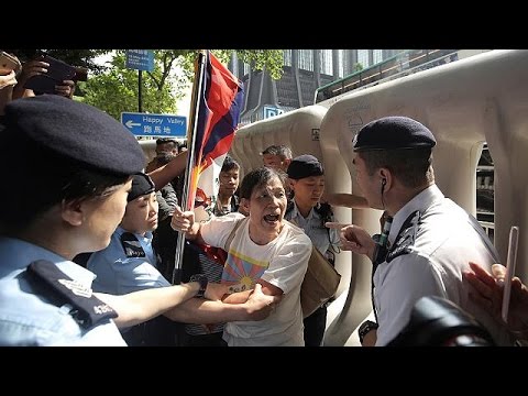 بالفيديو شاهد احتجاجات في هونغ كونغ على زيارة مسؤول صيني رفيع