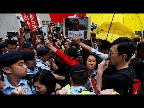 بالفيديو  شاهد هونغ كونغ تؤكد اشتباكات بين الشرطة والمتظاهرين