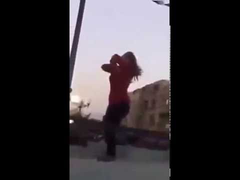 بالفيديو القبض على فتاة جزائرية لمنعها من الرقص