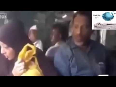 بالفيديو رجل يعتدي على زوجته في أتوبيس