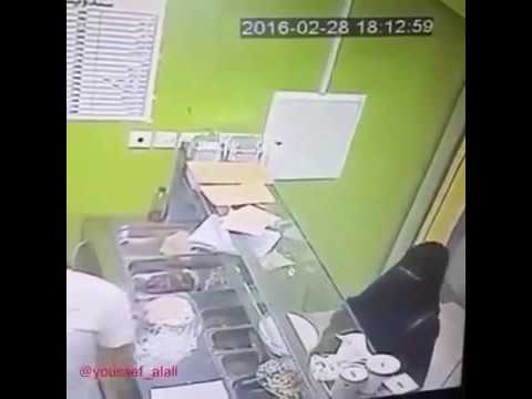 بالفيديو منتقبة تسرق صندوق البقشيش من محل