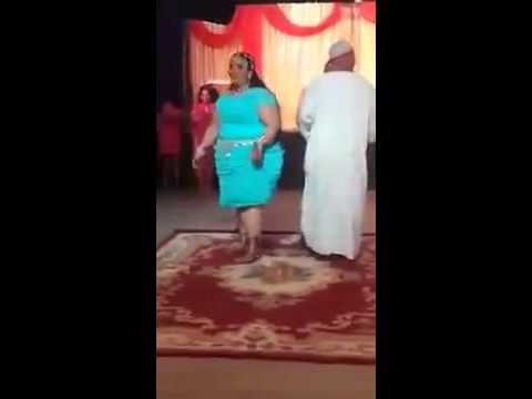 بالفيديو عروس سودانية بدينة تشعل حفل زفافها