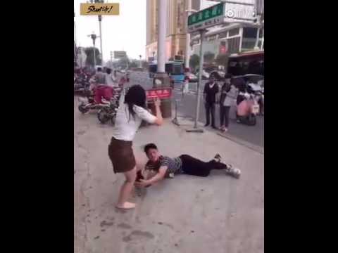 بالفيديو رجل يتوسل في الشارع لصديقته