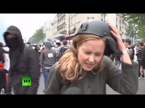 شاهد ملثم يضرب مراسلة قناة روسية على الهواء