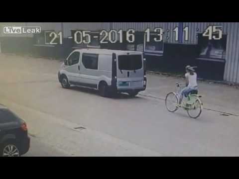 بالفيديو مذيع يخرج عن شعوره ويطلق لفظًا خارجًا على الهواء