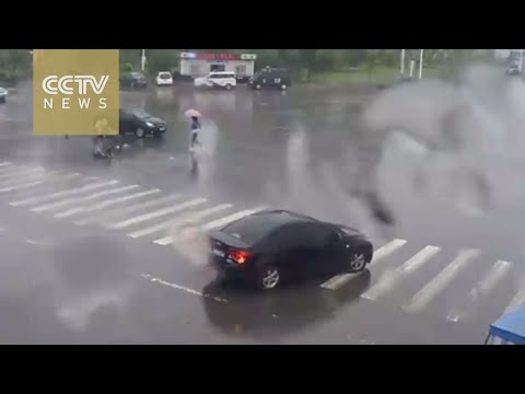 بالفيديو فتاة صينية تحاول إسعاف ضحية حادثة سيارة بمظلتها