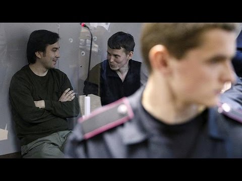 شاهد وصول روسيين محتجزين لدي كييف إلى موسكو