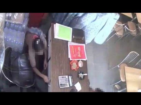 بالفيديو فتاة صغيرة تسرق خزينة مطعم بطريقة مبتكرة
