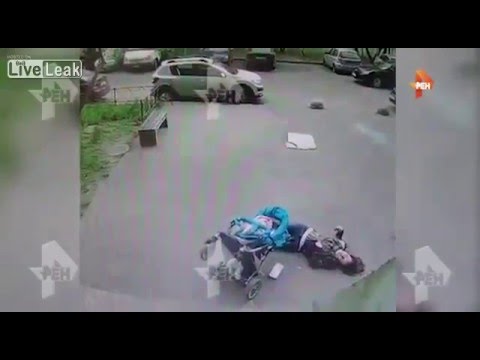 بالفيديو روسية تبعد طفلها قبل لحظات من سقوط لوح أسمنتى فوق رأسها