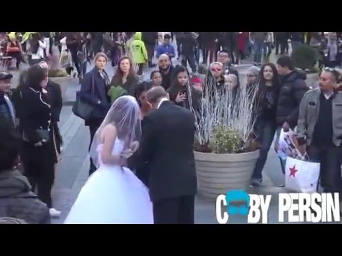 بالفيديو رجل مسن يتزوج فتاة عمرها 12 عام