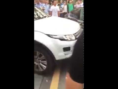 بالفيديو شاهد امرأة صينية تعاقب صاحب سيارة فاخرة ركن أمام سيارتها