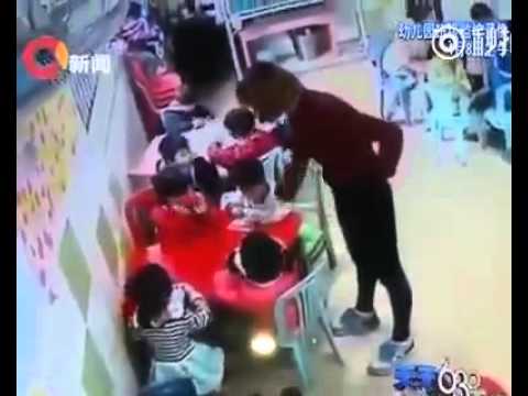 فيديو مدير حضانة يعاقب مدرسة تعتدي على الأطفال