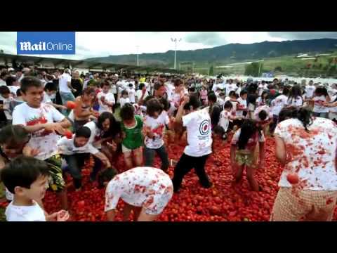 بالفيديو 100 طن طماطم في تراشق المشاركين في مهرجان كولومبيا