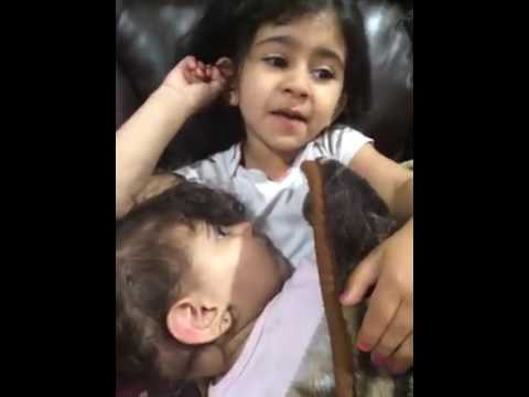 بالفيديو طفلة لبنانية تشعل فيسبوك بغنائها لشقيقتها الصغيرة