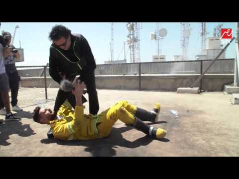 بالفيديو راغب علامة يضرب بقوة و يخنقه بحزام الشنطة بعد مقلبه في رامز بيلعب بالنار